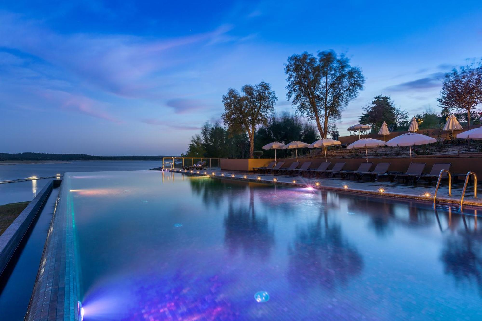 Ap Lago Montargil - Conference & Spa Eksteriør billede The pool at the hotel