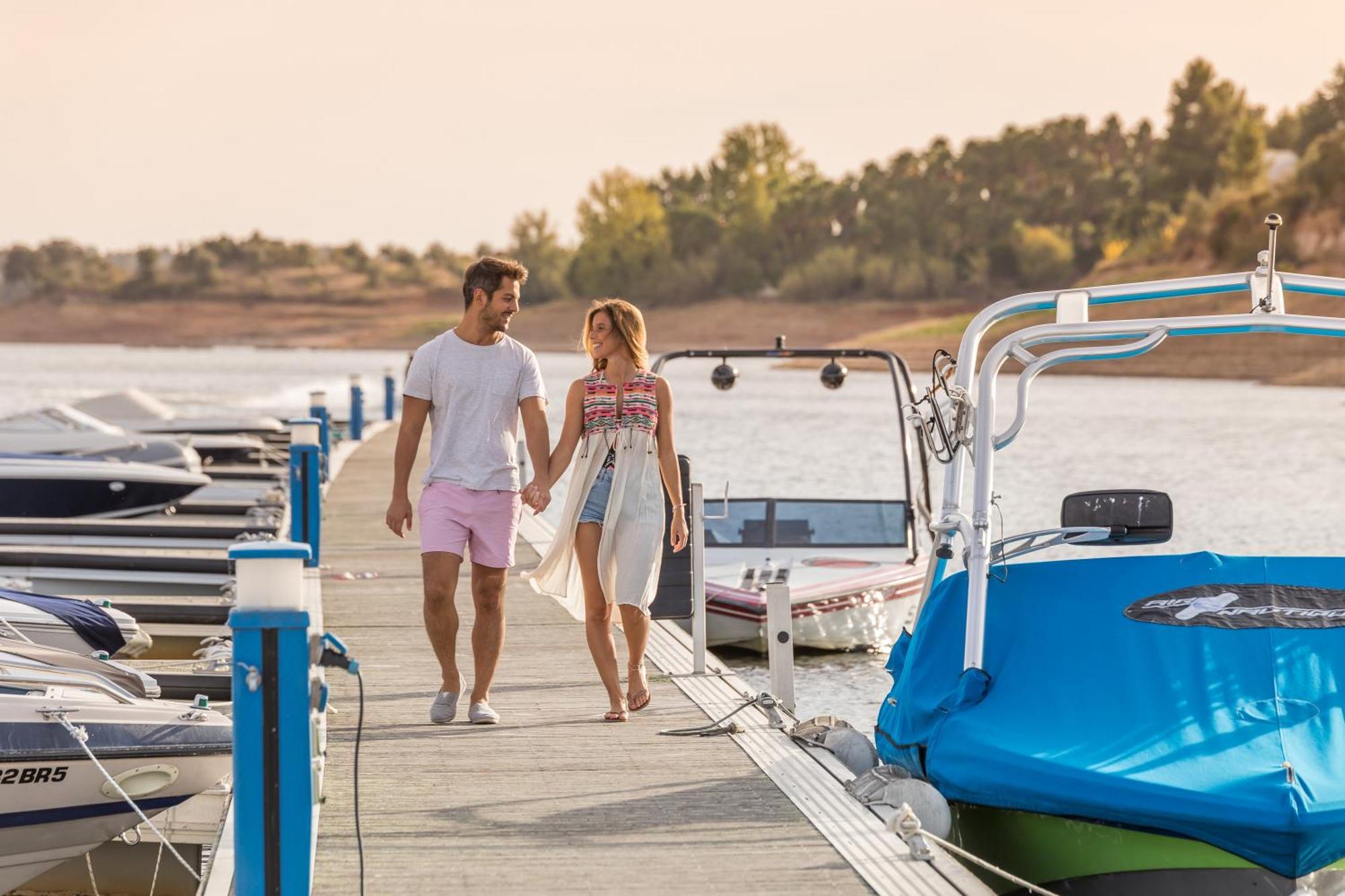 Ap Lago Montargil - Conference & Spa Eksteriør billede A couple walking on a dock at Lake Pleasant